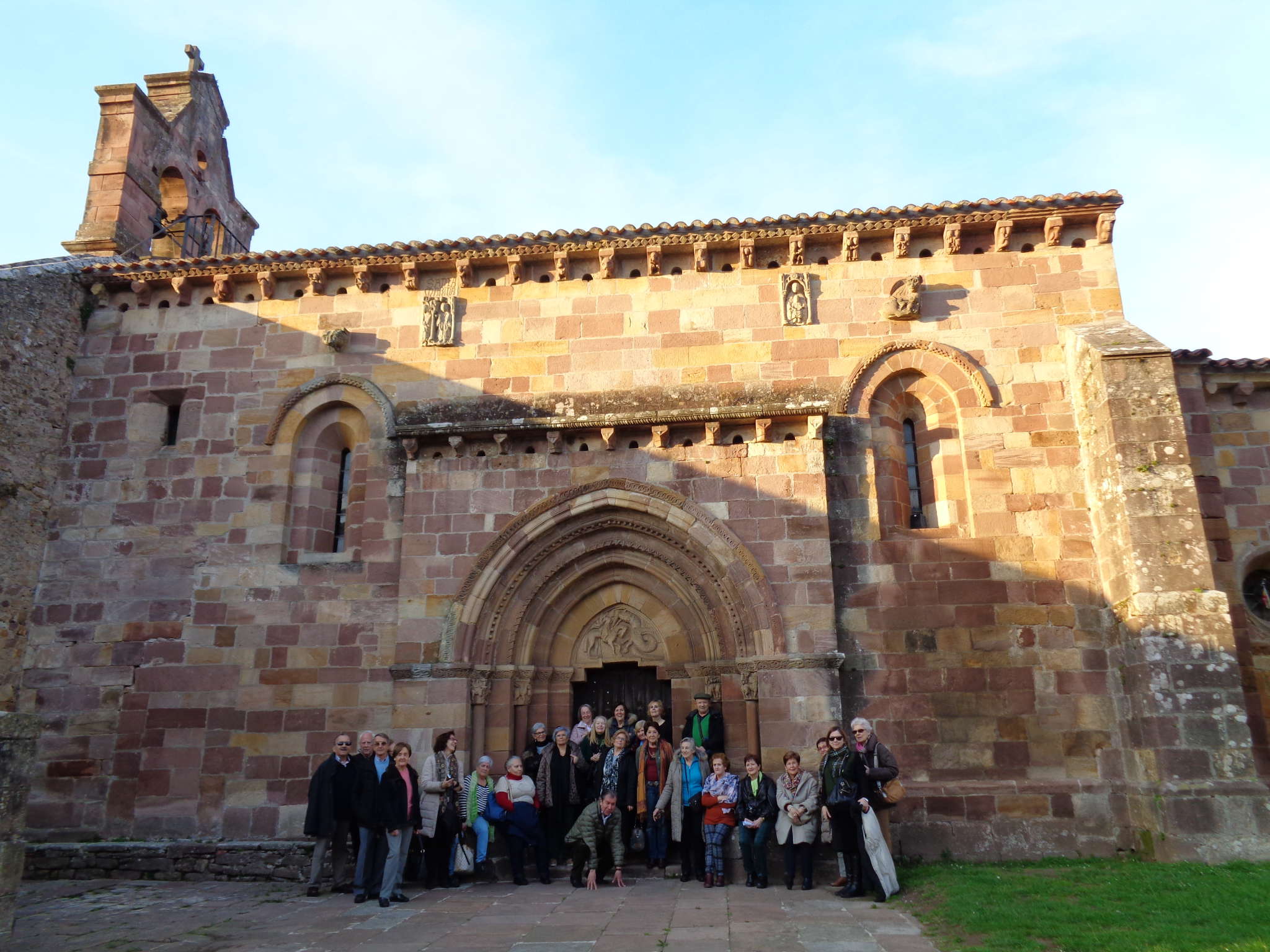 Los alumnos de Patrimonio Histórico de Cantabria visitan Silió, Las Caldas, Yermo y los Corrales de Buelna.