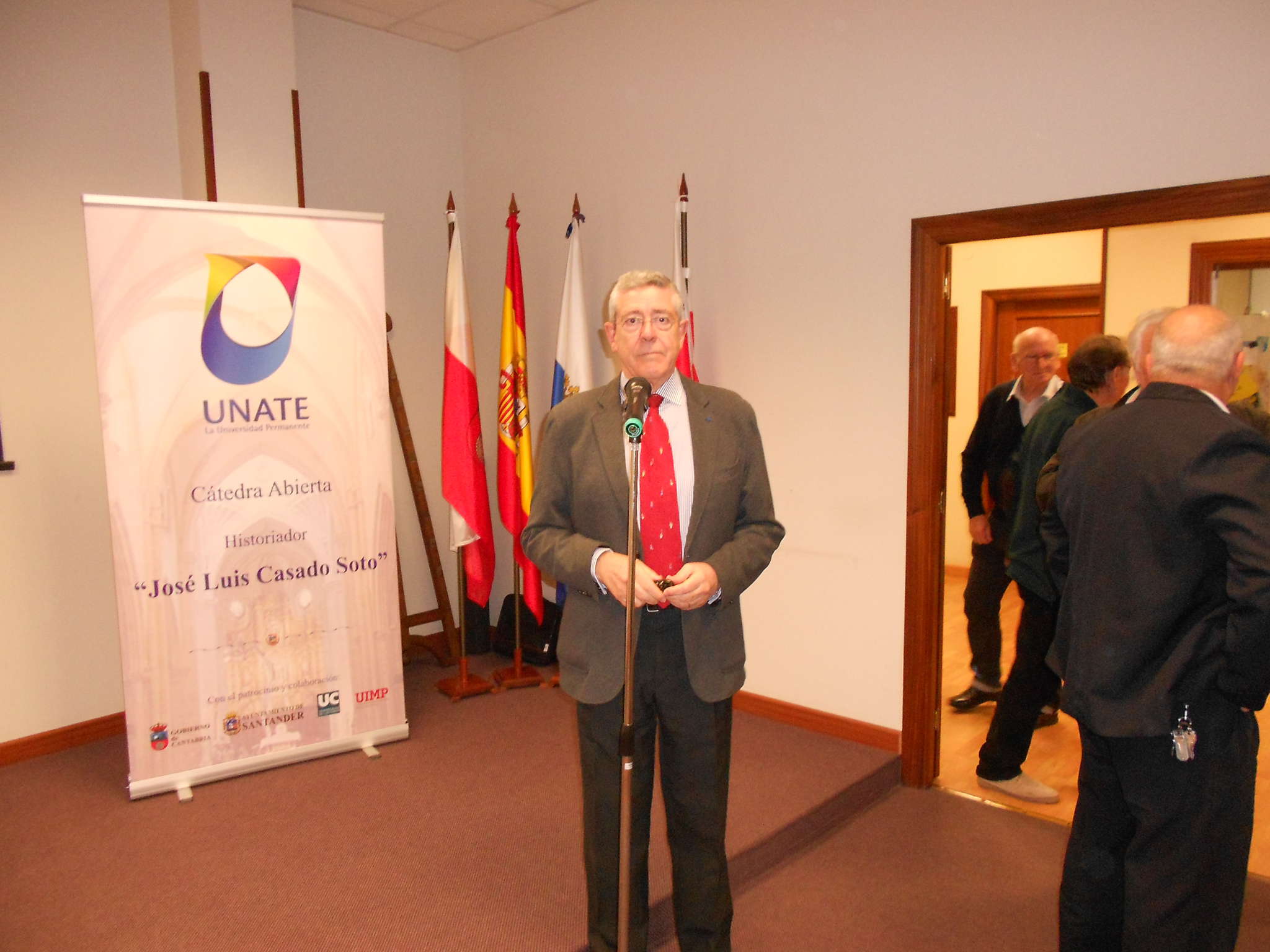 Aforo completo en la Cátedra del Historiador José Luis Casado Soto.