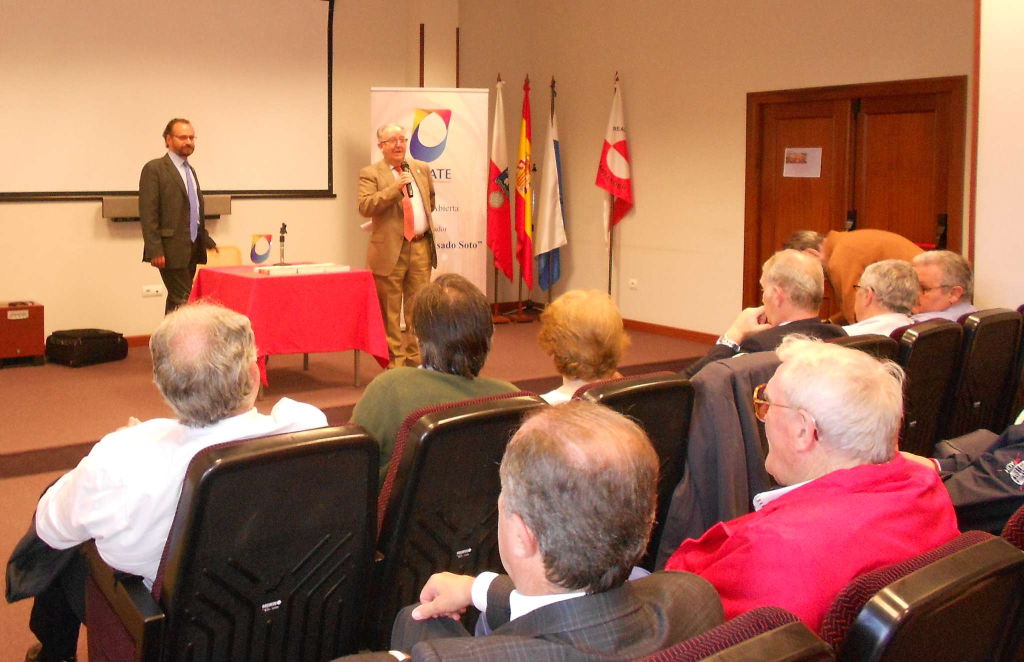 El catedrático Jose Gorrochateguí impartió ayer una conferencia dentro de la Cátedra Abierta del Historiador José Luis Casado Soto.