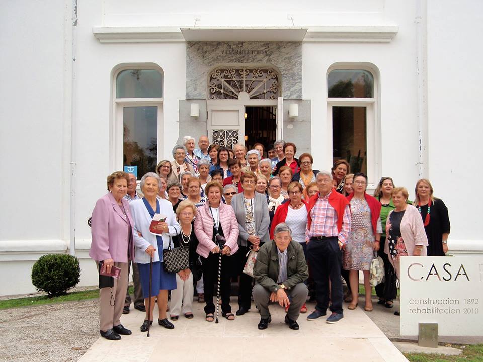 Las Extensiones Culturales de UNATE en Los Corrales y San Felices de Buelna visitaron la Casa del Marqués de Valdecilla.