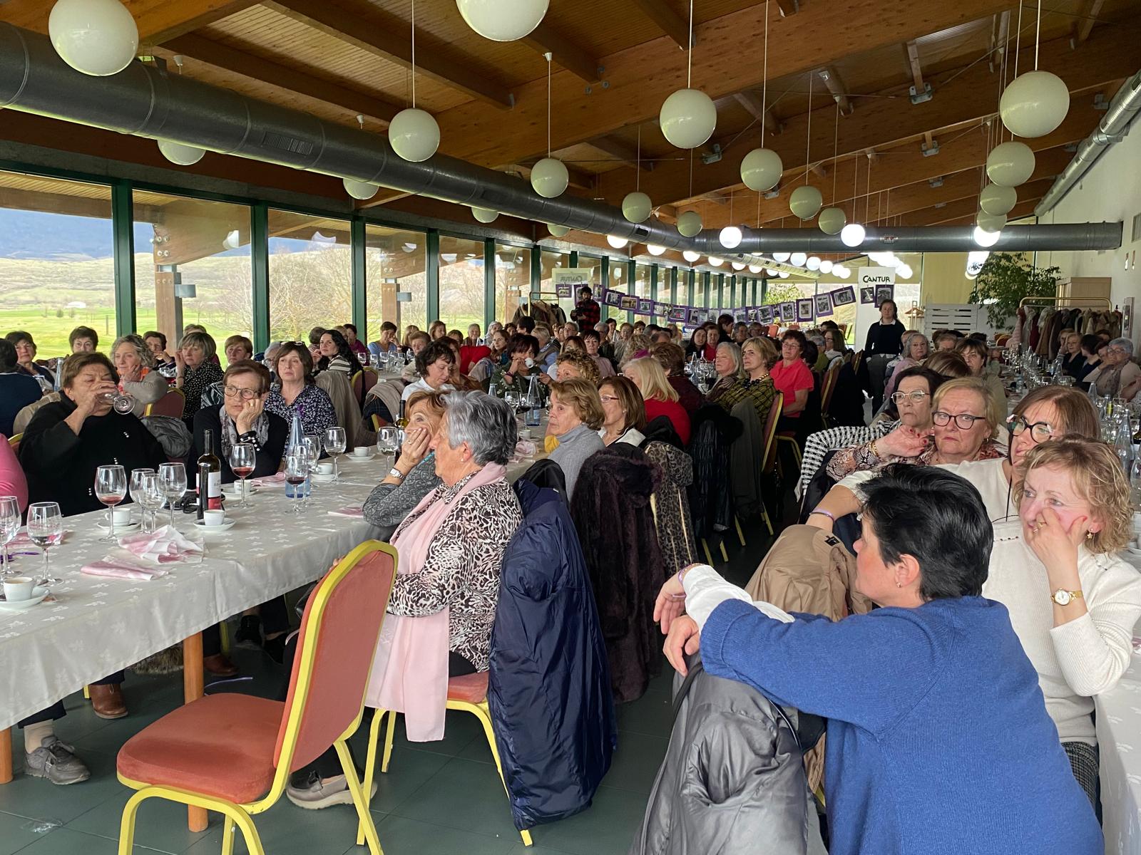 Más de un centenar de mujeres del sur de Cantabria conmemoran el Día Internacional de la Mujer